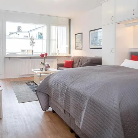 S22 10 Strandburg Apartment *
